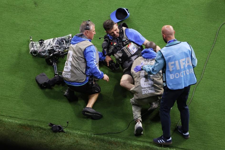 하루살이, 월드컵 2026에서 첫 경기 중 카메라맨과 충돌